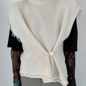 Gilet girocollo con bottone laterale panna – Have One