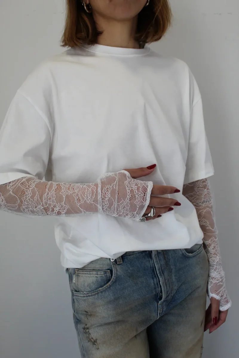 T-shirt over manica in pizzo bianco – Vicolo - immagine 4