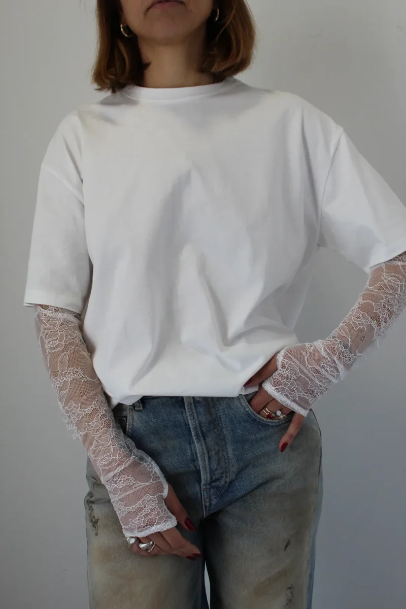 T-shirt over manica in pizzo bianco – Vicolo - immagine 2