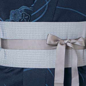 Cintura obi artigianale color ardesia con raffinato motivo operato e nastro grigio