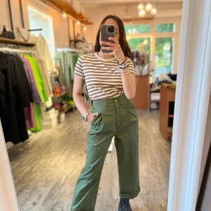 Pantaloni con risvolto verde