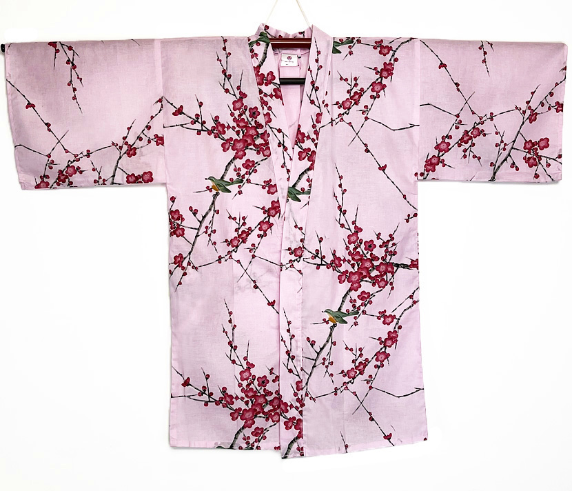 Yukata corto rosa con raffinato motivo di passero su pruno in fiore