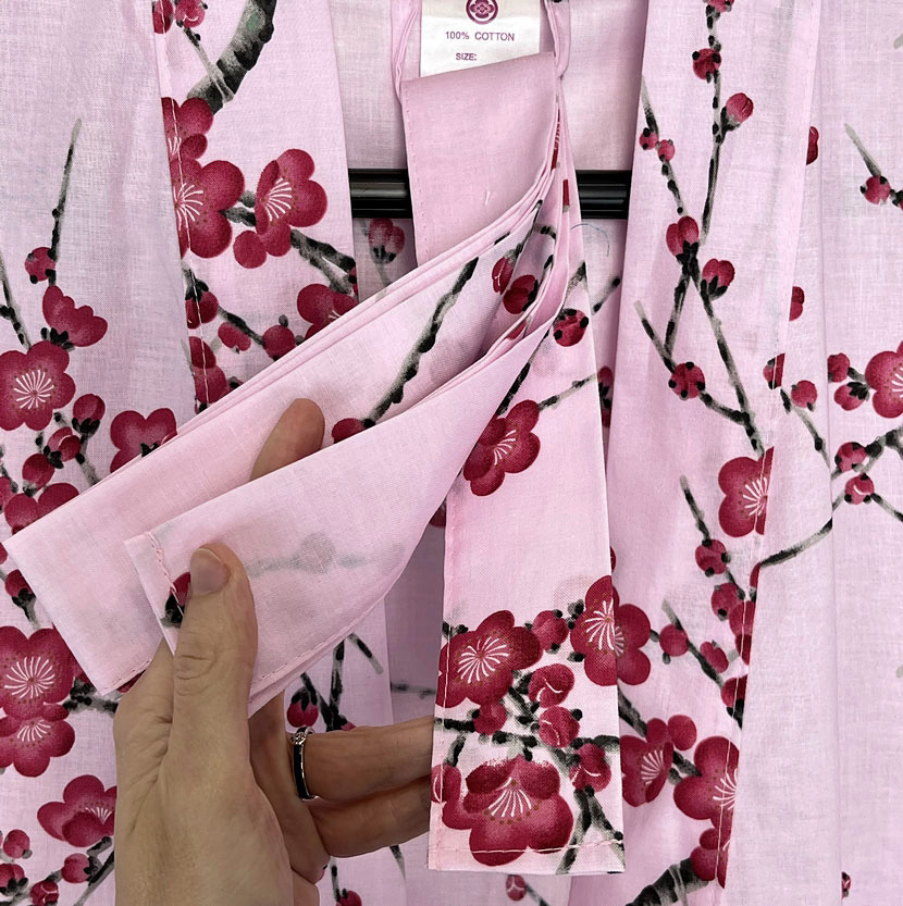 Yukata corto rosa con raffinato motivo di passero su pruno in fiore - immagine 7