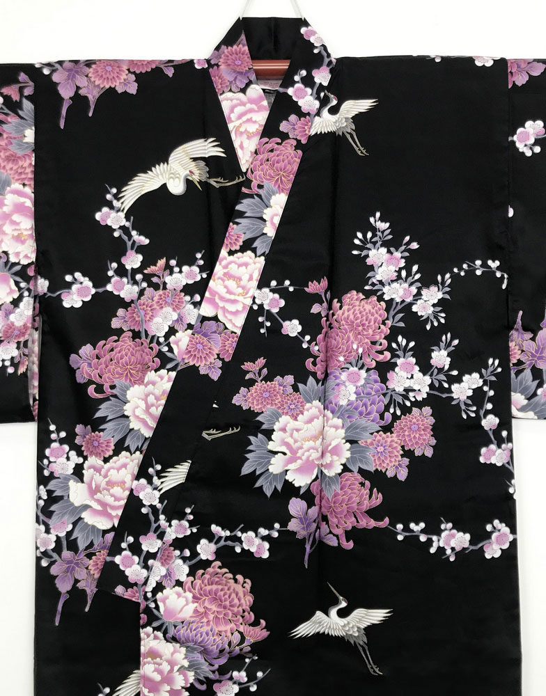 Yukata nero con elegante motivo di gru, peonie e fiori di ciliegio - immagine 3