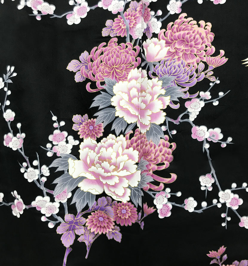 Yukata nero con elegante motivo di gru, peonie e fiori di ciliegio - immagine 6