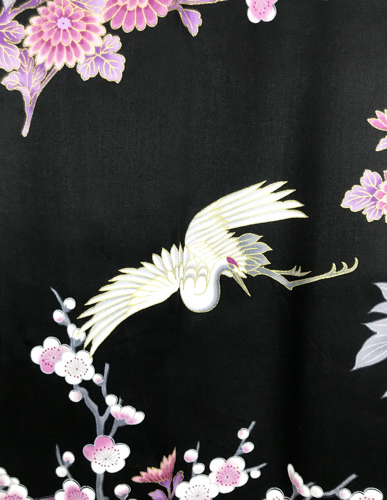 Yukata nero con elegante motivo di gru, peonie e fiori di ciliegio - immagine 8