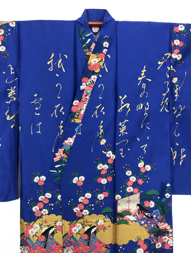 Yukata blu royal con scene di vita di corte e fiori di ciliegio - immagine 4