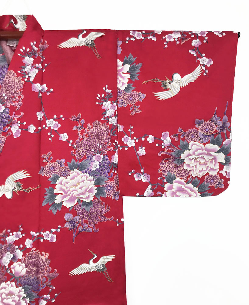 Yukata rosso con elegante motivo di gru, peonie e fiori di ciliegio - immagine 5