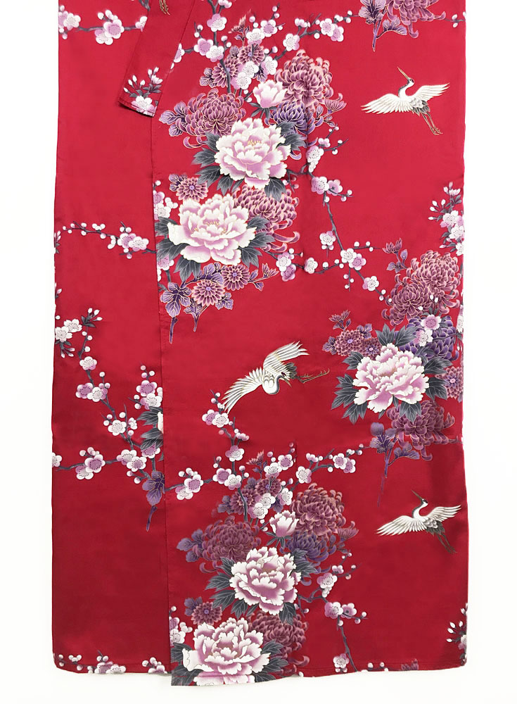 Yukata rosso con elegante motivo di gru, peonie e fiori di ciliegio - immagine 6