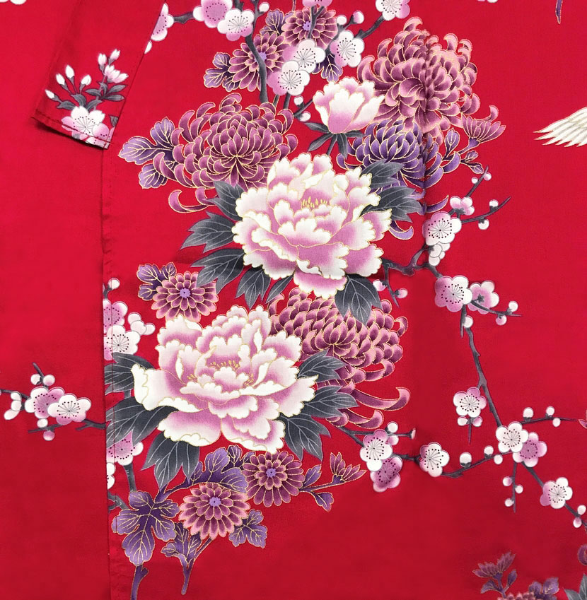 Yukata rosso con elegante motivo di gru, peonie e fiori di ciliegio - immagine 7
