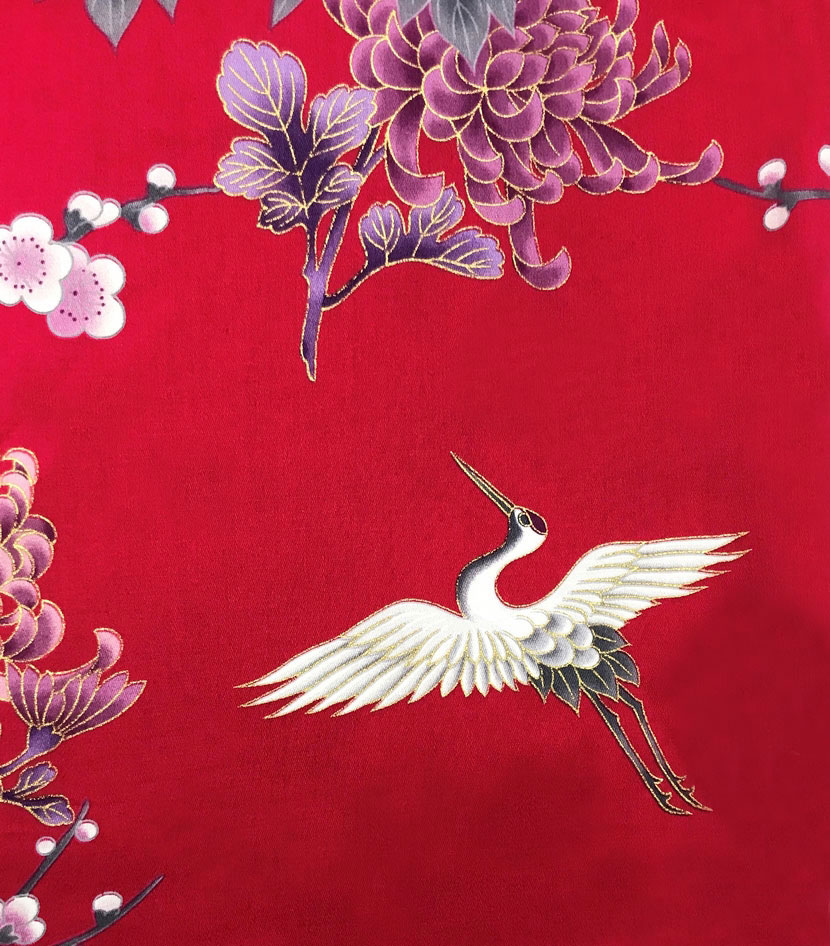Yukata rosso con elegante motivo di gru, peonie e fiori di ciliegio - immagine 8