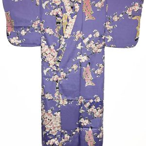 Yukata viola con elegante motivo di fiori di ciliegio e geisha